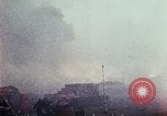 Immagine di Materiali di consumo catapultato alle truppe USA sotto attacco da nord Vietnamiti Il Vietnam, 1968, secondo 3 filmato di repertorio 65675068670