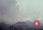 Immagine di Materiali di consumo catapultato alle truppe USA sotto attacco da nord Vietnamiti Il Vietnam, 1968, secondo 4 filmato di repertorio 65675068670
