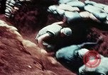 Immagine di Materiali di consumo catapultato alle truppe USA sotto attacco da nord Vietnamiti Il Vietnam, 1968, secondo 6 filmato di repertorio 65675068670