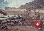 Immagine di Materiali di consumo catapultato alle truppe USA sotto attacco da nord Vietnamiti Il Vietnam, 1968, secondo 7 filmato di repertorio 65675068670