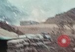 Immagine di Materiali di consumo catapultato alle truppe USA sotto attacco da nord Vietnamiti Il Vietnam, 1968, secondo 8 filmato di repertorio 65675068670
