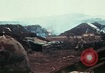 Immagine di Materiali di consumo catapultato alle truppe USA sotto attacco da nord Vietnamiti Il Vietnam, 1968, secondo 10 filmato di repertorio 65675068670