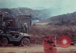 Immagine di Materiali di consumo catapultato alle truppe USA sotto attacco da nord Vietnamiti Il Vietnam, 1968, secondo 12 filmato di repertorio 65675068670