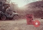 Immagine di Materiali di consumo catapultato alle truppe USA sotto attacco da nord Vietnamiti Il Vietnam, 1968, secondo 13 filmato di repertorio 65675068670