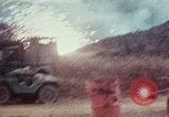 Immagine di Materiali di consumo catapultato alle truppe USA sotto attacco da nord Vietnamiti Il Vietnam, 1968, secondo 14 filmato di repertorio 65675068670