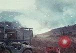 Immagine di Materiali di consumo catapultato alle truppe USA sotto attacco da nord Vietnamiti Il Vietnam, 1968, secondo 15 filmato di repertorio 65675068670