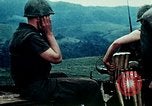 Immagine di Materiali di consumo catapultato alle truppe USA sotto attacco da nord Vietnamiti Il Vietnam, 1968, secondo 16 filmato di repertorio 65675068670