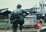 Immagine di Materiali di consumo catapultato alle truppe USA sotto attacco da nord Vietnamiti Il Vietnam, 1968, secondo 20 filmato di repertorio 65675068670