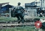 Immagine di Materiali di consumo catapultato alle truppe USA sotto attacco da nord Vietnamiti Il Vietnam, 1968, secondo 21 filmato di repertorio 65675068670