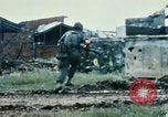 Immagine di Materiali di consumo catapultato alle truppe USA sotto attacco da nord Vietnamiti Il Vietnam, 1968, secondo 22 filmato di repertorio 65675068670
