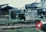 Immagine di Materiali di consumo catapultato alle truppe USA sotto attacco da nord Vietnamiti Il Vietnam, 1968, secondo 23 filmato di repertorio 65675068670
