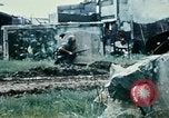 Immagine di Materiali di consumo catapultato alle truppe USA sotto attacco da nord Vietnamiti Il Vietnam, 1968, secondo 24 filmato di repertorio 65675068670