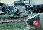 Immagine di Materiali di consumo catapultato alle truppe USA sotto attacco da nord Vietnamiti Il Vietnam, 1968, secondo 25 filmato di repertorio 65675068670