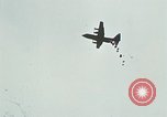 Immagine di Materiali di consumo catapultato alle truppe USA sotto attacco da nord Vietnamiti Il Vietnam, 1968, secondo 31 filmato di repertorio 65675068670