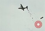 Immagine di Materiali di consumo catapultato alle truppe USA sotto attacco da nord Vietnamiti Il Vietnam, 1968, secondo 32 filmato di repertorio 65675068670