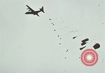 Immagine di Materiali di consumo catapultato alle truppe USA sotto attacco da nord Vietnamiti Il Vietnam, 1968, secondo 33 filmato di repertorio 65675068670