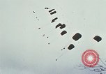 Immagine di Materiali di consumo catapultato alle truppe USA sotto attacco da nord Vietnamiti Il Vietnam, 1968, secondo 34 filmato di repertorio 65675068670
