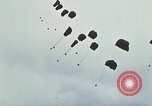 Immagine di Materiali di consumo catapultato alle truppe USA sotto attacco da nord Vietnamiti Il Vietnam, 1968, secondo 35 filmato di repertorio 65675068670