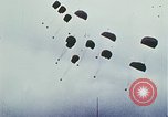 Immagine di Materiali di consumo catapultato alle truppe USA sotto attacco da nord Vietnamiti Il Vietnam, 1968, secondo 36 filmato di repertorio 65675068670