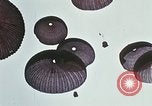 Immagine di Materiali di consumo catapultato alle truppe USA sotto attacco da nord Vietnamiti Il Vietnam, 1968, secondo 38 filmato di repertorio 65675068670