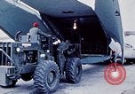 Standbild US Military Airlift Command C-5 Flugzeuge fliegen relief Missionen in Armeni Armenien, 1988, aus Sekunde 1 historischem Filmmaterial Videoclip 65675068674