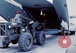 Standbild US Military Airlift Command C-5 Flugzeuge fliegen relief Missionen in Armeni Armenien, 1988, aus Sekunde 3 historischem Filmmaterial Videoclip 65675068674