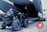 Standbild US Military Airlift Command C-5 Flugzeuge fliegen relief Missionen in Armeni Armenien, 1988, aus Sekunde 4 historischem Filmmaterial Videoclip 65675068674