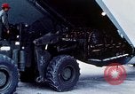 Standbild US Military Airlift Command C-5 Flugzeuge fliegen relief Missionen in Armeni Armenien, 1988, aus Sekunde 5 historischem Filmmaterial Videoclip 65675068674