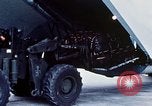 Standbild US Military Airlift Command C-5 Flugzeuge fliegen relief Missionen in Armeni Armenien, 1988, aus Sekunde 7 historischem Filmmaterial Videoclip 65675068674