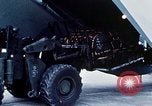 Standbild US Military Airlift Command C-5 Flugzeuge fliegen relief Missionen in Armeni Armenien, 1988, aus Sekunde 8 historischem Filmmaterial Videoclip 65675068674