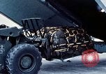 Standbild US Military Airlift Command C-5 Flugzeuge fliegen relief Missionen in Armeni Armenien, 1988, aus Sekunde 10 historischem Filmmaterial Videoclip 65675068674