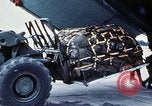 Standbild US Military Airlift Command C-5 Flugzeuge fliegen relief Missionen in Armeni Armenien, 1988, aus Sekunde 11 historischem Filmmaterial Videoclip 65675068674