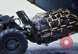 Standbild US Military Airlift Command C-5 Flugzeuge fliegen relief Missionen in Armeni Armenien, 1988, aus Sekunde 12 historischem Filmmaterial Videoclip 65675068674