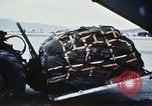 Standbild US Military Airlift Command C-5 Flugzeuge fliegen relief Missionen in Armeni Armenien, 1988, aus Sekunde 13 historischem Filmmaterial Videoclip 65675068674