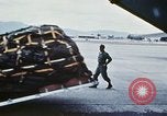 Standbild US Military Airlift Command C-5 Flugzeuge fliegen relief Missionen in Armeni Armenien, 1988, aus Sekunde 14 historischem Filmmaterial Videoclip 65675068674