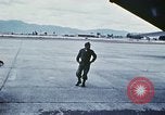 Standbild US Military Airlift Command C-5 Flugzeuge fliegen relief Missionen in Armeni Armenien, 1988, aus Sekunde 15 historischem Filmmaterial Videoclip 65675068674