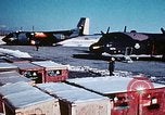 Standbild US Military Airlift Command C-5 Flugzeuge fliegen relief Missionen in Armeni Armenien, 1988, aus Sekunde 30 historischem Filmmaterial Videoclip 65675068674