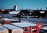 Standbild US Military Airlift Command C-5 Flugzeuge fliegen relief Missionen in Armeni Armenien, 1988, aus Sekunde 31 historischem Filmmaterial Videoclip 65675068674