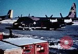 Standbild US Military Airlift Command C-5 Flugzeuge fliegen relief Missionen in Armeni Armenien, 1988, aus Sekunde 32 historischem Filmmaterial Videoclip 65675068674