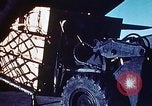 Standbild US Military Airlift Command C-5 Flugzeuge fliegen relief Missionen in Armeni Armenien, 1988, aus Sekunde 35 historischem Filmmaterial Videoclip 65675068674