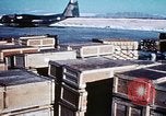Standbild US Military Airlift Command C-5 Flugzeuge fliegen relief Missionen in Armeni Armenien, 1988, aus Sekunde 55 historischem Filmmaterial Videoclip 65675068674