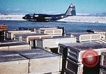 Standbild US Military Airlift Command C-5 Flugzeuge fliegen relief Missionen in Armeni Armenien, 1988, aus Sekunde 56 historischem Filmmaterial Videoclip 65675068674