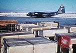 Standbild US Military Airlift Command C-5 Flugzeuge fliegen relief Missionen in Armeni Armenien, 1988, aus Sekunde 57 historischem Filmmaterial Videoclip 65675068674