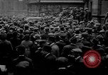 Standbild Arbeitnehmer treffen London England Vereinigtes Königreich, 1922, aus Sekunde 3 historischem Filmmaterial Videoclip 65675068680