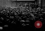 Standbild Arbeitnehmer treffen London England Vereinigtes Königreich, 1922, aus Sekunde 4 historischem Filmmaterial Videoclip 65675068680