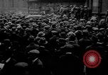 Standbild Arbeitnehmer treffen London England Vereinigtes Königreich, 1922, aus Sekunde 5 historischem Filmmaterial Videoclip 65675068680