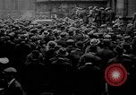 Standbild Arbeitnehmer treffen London England Vereinigtes Königreich, 1922, aus Sekunde 6 historischem Filmmaterial Videoclip 65675068680