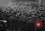 Standbild Arbeitnehmer treffen London England Vereinigtes Königreich, 1922, aus Sekunde 7 historischem Filmmaterial Videoclip 65675068680