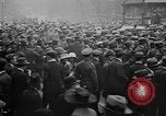 Standbild Arbeitnehmer treffen London England Vereinigtes Königreich, 1922, aus Sekunde 8 historischem Filmmaterial Videoclip 65675068680