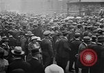 Standbild Arbeitnehmer treffen London England Vereinigtes Königreich, 1922, aus Sekunde 9 historischem Filmmaterial Videoclip 65675068680